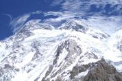 中国籍登山者遭遇雪崩后失联 搜救行动持续进行