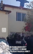 墨西哥女子跳下2楼没被警察接住 目前女子已被送往医院进行治疗