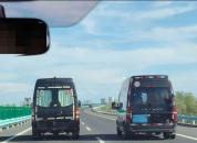 新疆一高速路段4车并行占道 引发广泛关注