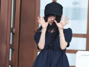 鞠婧祎和粉丝打招呼耳机掉了还在给粉丝比心