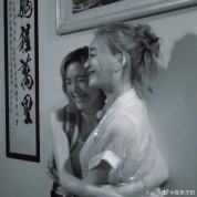 唐艺昕录节目很自然盘在李小冉身上 胆小反应引热议