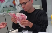 哥哥考一本奖金5000，一旁的弟弟都看直了眼