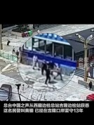 泥石流袭来前疏散人群民警叫黄棚 逆行英雄守护群众