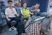 父母坐28小时绿皮送儿子上大学 中国式父爱的具象化