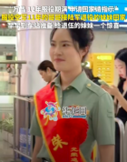 服役空军11年的哥哥接陆军退役的妹妹回家，早早到车站准备