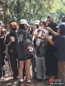 北京电影学院新生报到：一武汉籍本科生因神似宋威龙引围观，另有经纪公司等在校门口“选角”