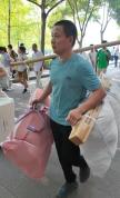 父亲挑扁担送双胞胎姐妹上大学 同心逐梦“王牌”专业