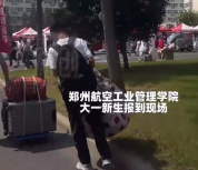大一新生开学！母亲花一天亲手缝装满棉花的新被褥 对儿子的爱“尽在不言中”