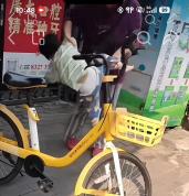 广州一女子当众甩打幼童并丢进车筐 事件引发广泛关注