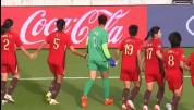 中国U20女足迎开门红 球迷激动落泪 唯一球迷获全队谢场