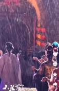 景区回应演职人员冒雨演出 敬业精神获赞