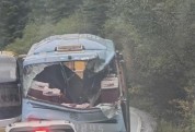 四川九寨沟国道落石砸中旅游大巴：后车窗被砸穿，2名游客受轻伤送医，其余乘客安全转移