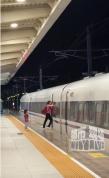女子扒车门试图阻止高铁关门 行李遗落情急之举
