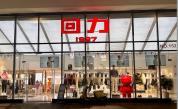 “女店员剪男顾客吊牌”引争议 广告手法惹议