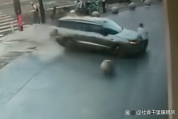 上海一试驾车冲上人行道撞飞路人 试驾安全引关注