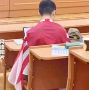 中国留学生在课堂身披旭日旗，莫斯科大学中国学联通报：校方已启动核查