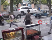 女子踩住狗绳救下被追哭小孩 事后将狗绑在树上以防再次追人