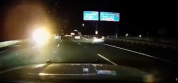 美国男子开自动驾驶时睡觉 撞飞警车 两名巡警重伤送医