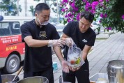 俩90后医院门口卖5元盒饭：曾看见老人在医院啃冷馒头，想让看病的人吃上热饭