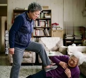 韩国爆发高龄婚外情伤害案：7旬妹妹因8旬亲姐姐与自己丈夫有染，大打出手致姐姐左大腿骨折、膝盖挫伤，需休养12周