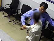 醉汉到派出所身上竟藏管制刀具，被一招制服