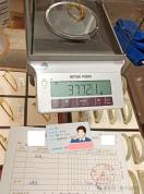男子理发店发现金手镯卖得31872元，监控拍下全过程