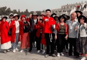 年轻人扎堆老年旅游团：最懂省钱的一代人，反向重塑跟团游