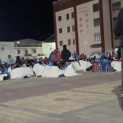 震区学生紧急撤离裹被子聚集操场！