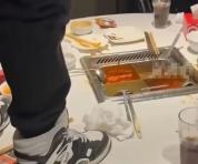 海底捞小便案细节：商家索赔2300万，青少年价值观引关注