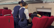 高铁两人疑似霸座僵持半小时 多批乘务人员反复劝导均未能将人劝离