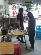 受伤女孩进店求车费老板帮助 平凡善举暖人心