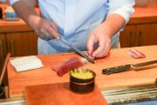 川菜、麻辣烫开始“板前”，高端日料的仪式感被中餐做成平价生意