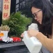 父亲出门遛狗2岁儿子坠亡，母亲含泪发声 丈夫态度冷漠引发争议