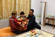 丈夫双目失明女子坚守48年 爱与责任的承诺