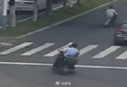 19岁小哥骑车载民警抓嫌疑人获奖 英勇行为获表彰