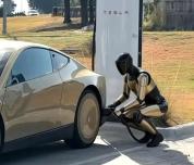 特斯拉人形机器人第一份工作是插枪 迈向全面自动化过渡