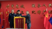 安徽蚌埠特巡警一天两场生死竞速 警灯闪烁护民安