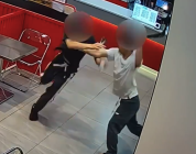 男子持刀闯入店铺被店员合力制服，海南琼海授予两人“见义勇为积极分子”称号