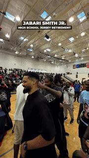 火箭新星高中球衣退役!全队到场合影祝贺 杜兰特暖心记录荣耀时刻