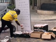 暖心！上海一小区业主自发摆牛奶面包送外卖小哥