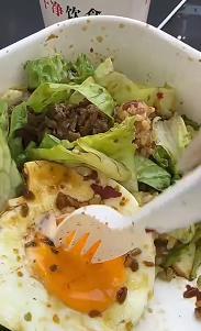 外卖荷包蛋硬到可以挡子弹