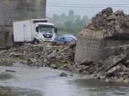 官方通报辽宁鞍山一桥梁坍塌：4车坠河 3人受伤