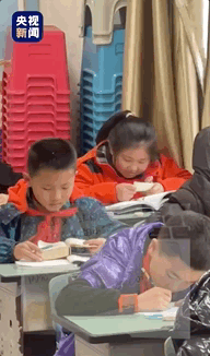 老师用小纸条鼓励学生：“小纸条给你，悄悄地看”