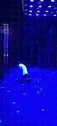 歌手遭观众上台辱骂后用话筒打人 演出冲突引发热议
