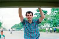 “稍息”一会儿：他用镜头捕捉到了中国式的诗意