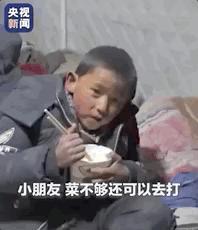 致敬每一位“逆行”抗震救灾的人 温暖瞬间点燃希望