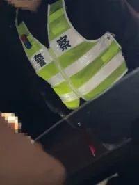 河南一交警用手电筒爆闪司机