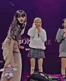 女团演唱会被扔上台的玩偶有摄像头！Lisa礼貌扔回