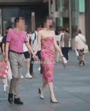 与国企领导逛街女子手提包疑为奢侈品 官网售价4万多