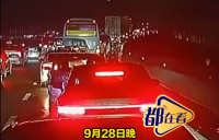 知情人谈男子误跳下高架，经检查没有生命危险